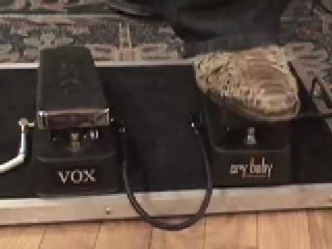 Wah Video – VOX V847 Wah vs Crybaby Classic wah guitar effects pedal shootout with SG & Jaguar jr amp